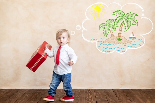 Niño feliz sueña con viajar