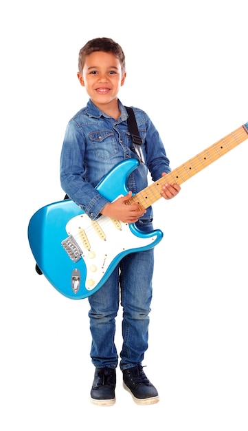 Niño feliz tocando guitarra azul electrica