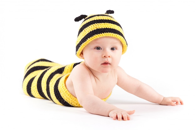 Niño feliz en traje de abeja