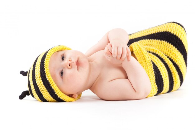 Foto niño feliz en traje de abeja