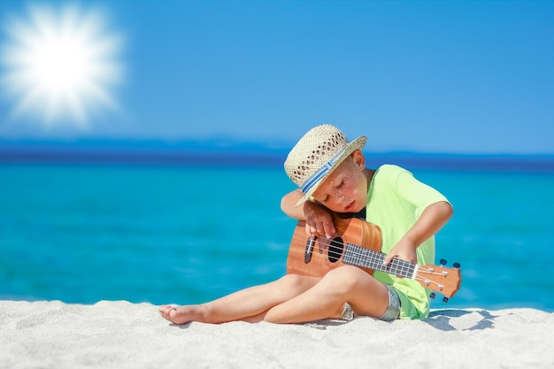 Un niño feliz con ukelele en iorya en viajes de fin de semana en la naturaleza