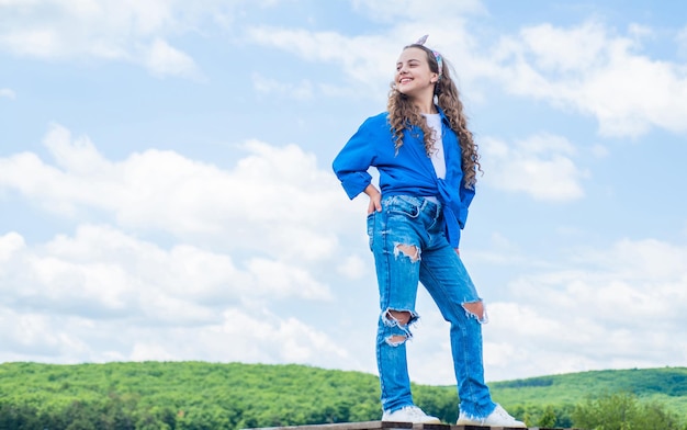 Niño feliz usa camisa a cuadros. Concepto de estilo de vida y personas. moda infantil de primavera y otoño. look casual hipster. felicidad infantil. adolescente sobre fondo de cielo. tener una fiesta divertida. Moda y belleza.