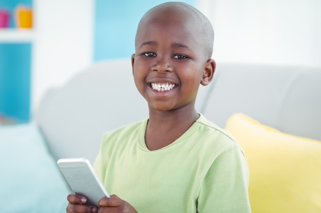 Niño feliz usando un teléfono inteligente