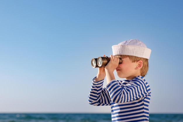 Niño feliz en vacaciones de verano