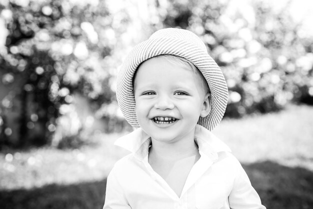 Niño feliz en verano en la naturaleza niño al aire libre en la naturaleza niño gracioso