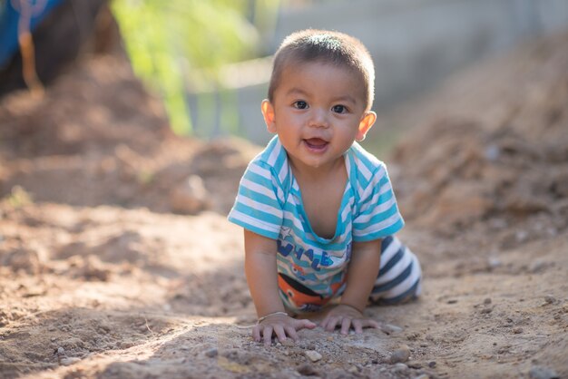 Niño feliz en el verano