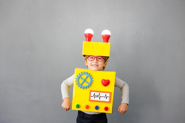 Niño feliz vistiendo un robot