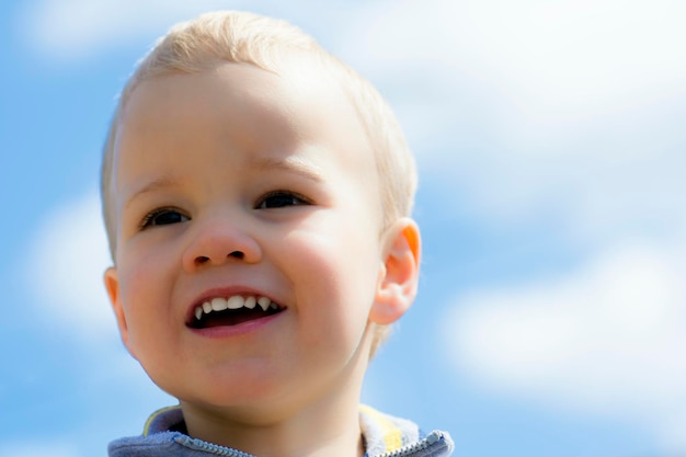 Foto niño feliz