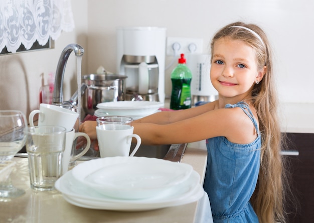 niño femenino, limpieza, dishware, hogar