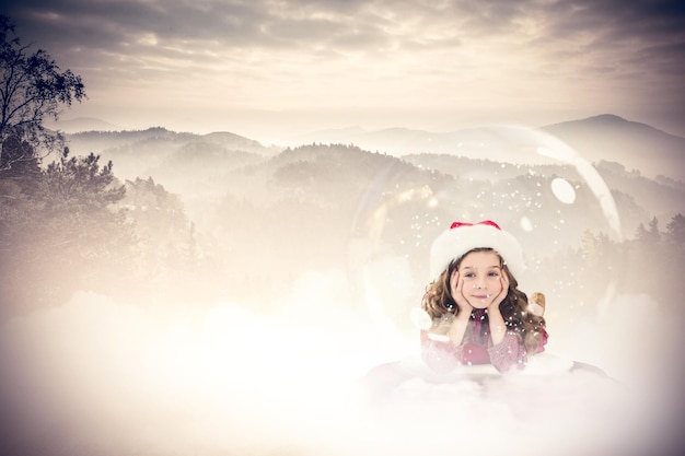 Foto niño festivo en globo de nieve contra bosque brumoso