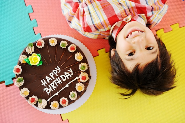 Niño en la fiesta de cumpleaños en el patio de la guardería