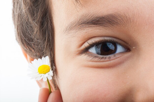 Niño con una flor