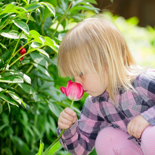 niño con flor