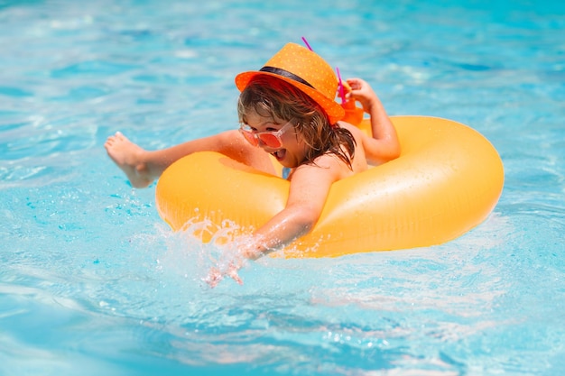 Niño flotando en la piscina niño relajándose en la piscina beber cóctel de verano niños vacaciones de verano niños fl