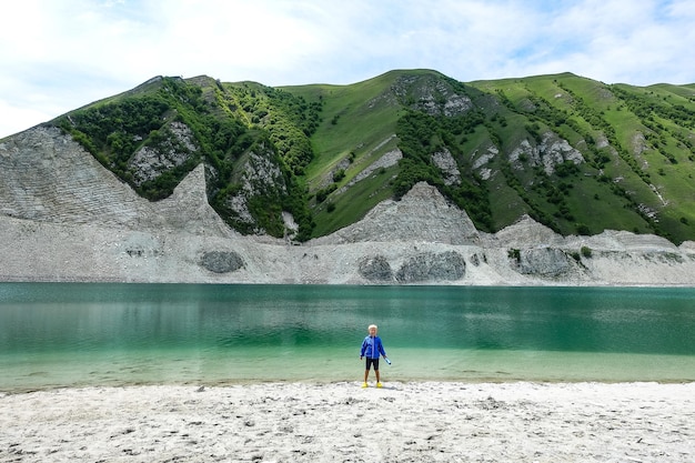 Un niño en el fondo del lago Kezenoyam en las montañas del Cáucaso en Chechenia Rusia junio de 2021