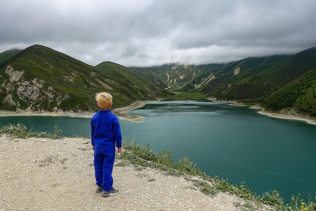 Un niño en el fondo del lago Kezenoyam en las montañas del Cáucaso en Chechenia Rusia junio de 2021