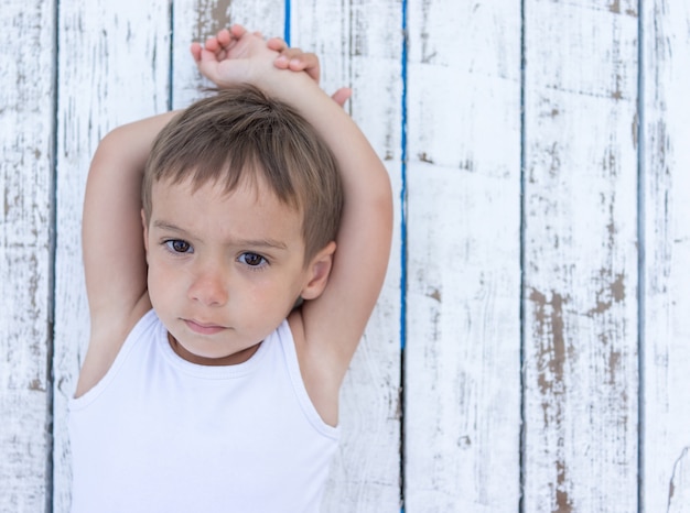 Niño en el fondo de madera blanco