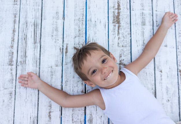 Niño en el fondo de madera blanco