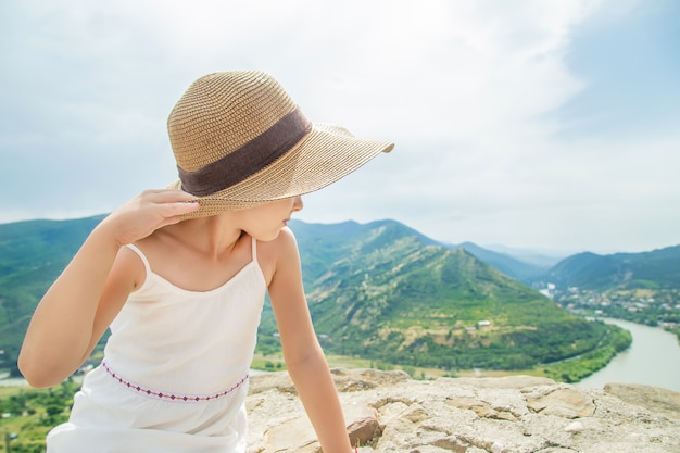 Niño en el fondo de las vistas de Georgia