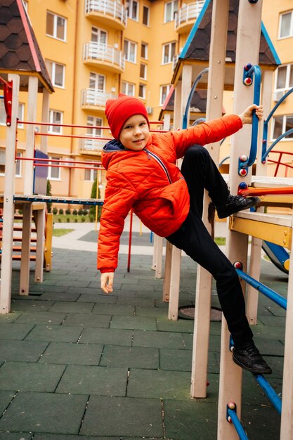 Niño fortalece su cuerpo escalando en un patio al aire libre