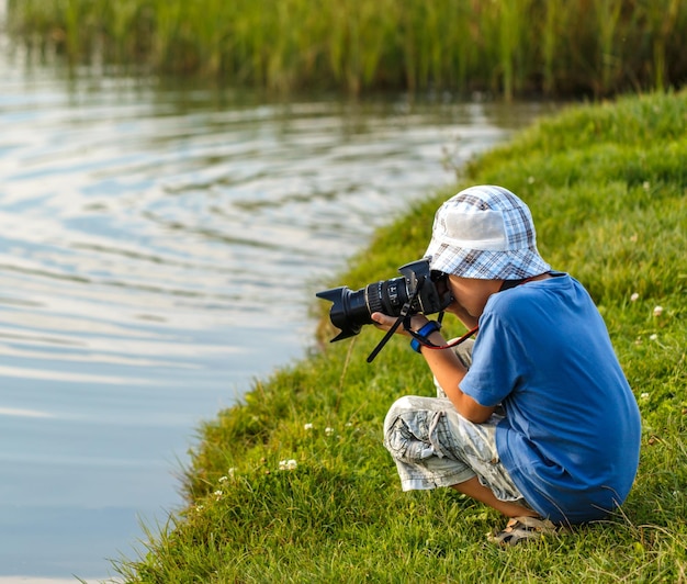 niño fotografiando