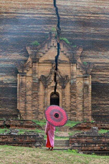 Niño frente a un templo budista en Myanmar