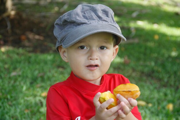 Foto niño con frutas tropicales