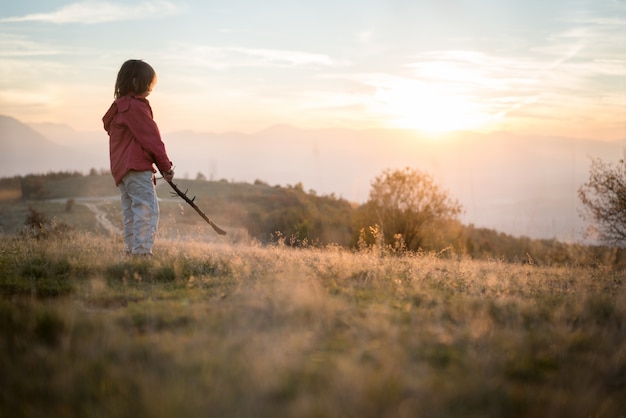 Niño con fuego en la naturaleza