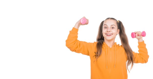 niño fuerte y feliz entrenando con pesas aisladas en el deporte espacial de copia en blanco