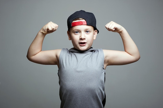 Niño fuerte Niño pequeño divertido con sombrero Deporte Niño guapo