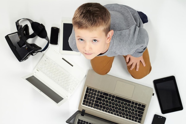 Niño con gadgets niño pequeño y nueva tecnología.