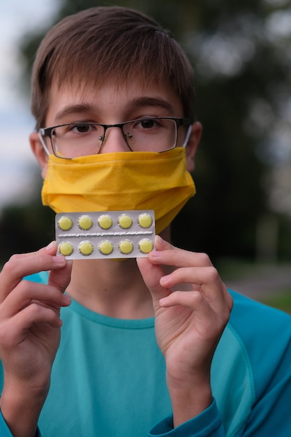 Niño con gafas y una máscara con pastillas