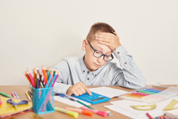 Foto un niño con gafas participa en clases