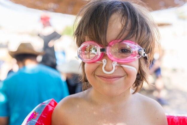 Niño con gafas en la piscina