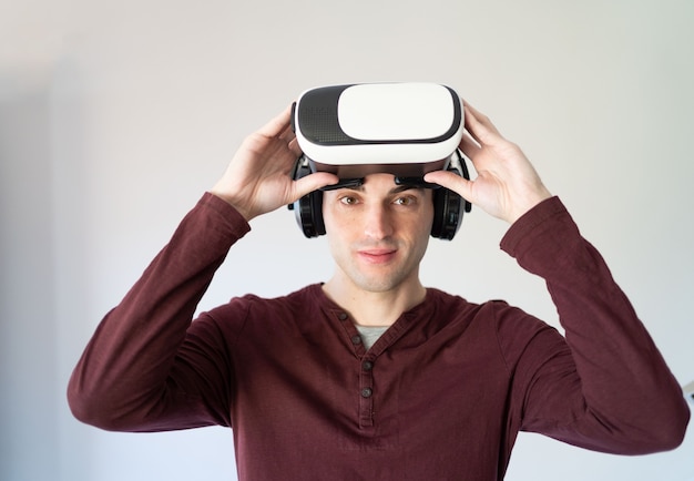 Niño con gafas de realidad en su casa virtual por encima de su cabeza