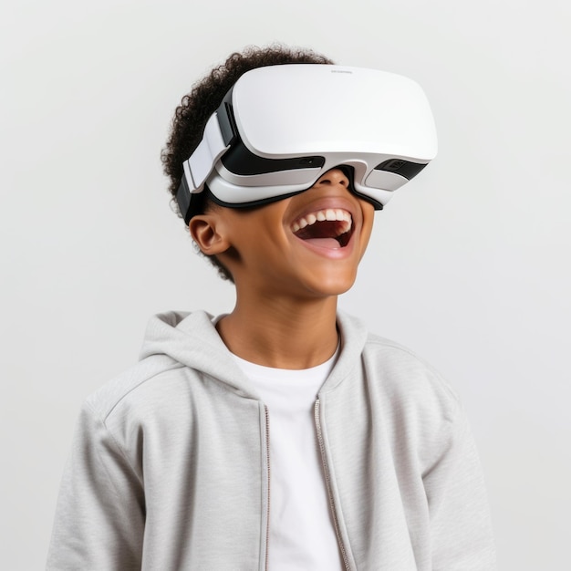 Niño con gafas visuales disfrutando de la realidad virtual con fondo blanco
