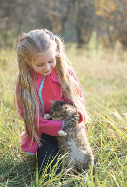 Niño con gatito