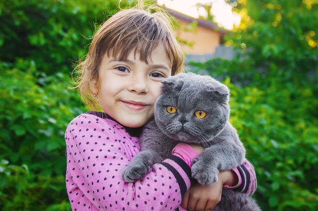 Un niño y un gato. Enfoque selectivo