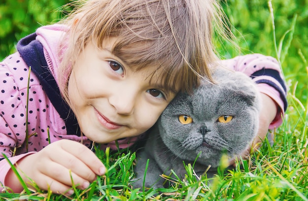 Un niño y un gato. Enfoque selectivo