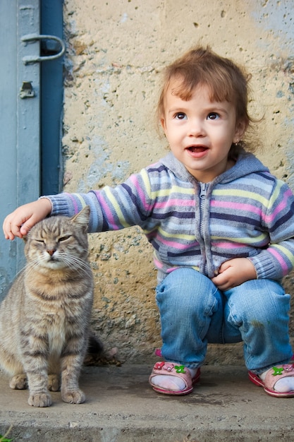 Un niño y un gato. Enfoque selectivo