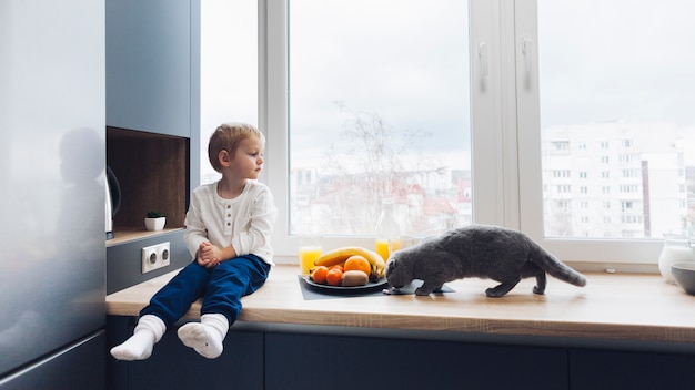 Foto niño y gato