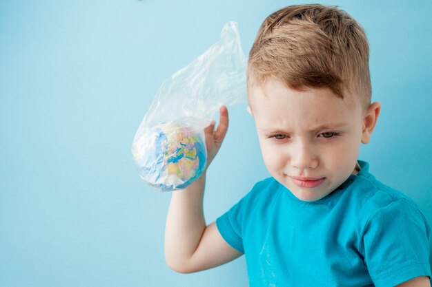Niño con un globo en un paquete en azul