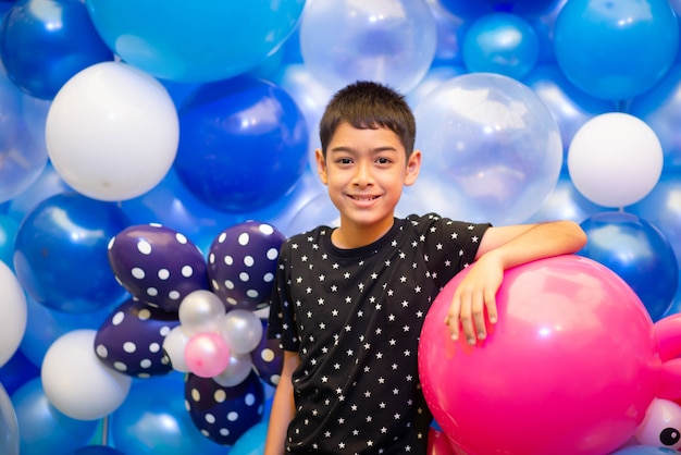 Foto niño con globos de colores