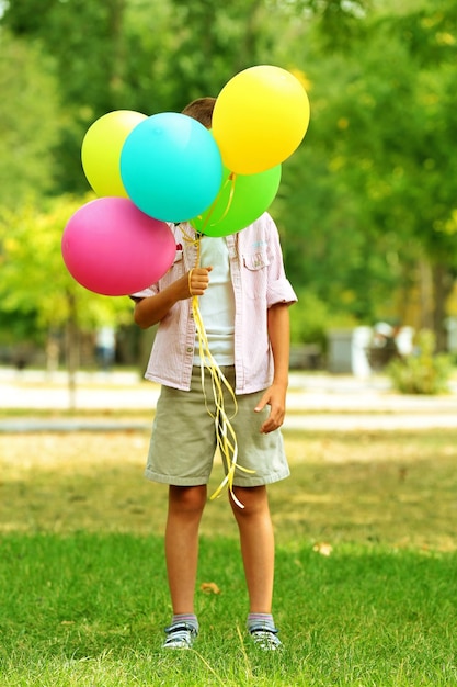 Niño con globos en el parque