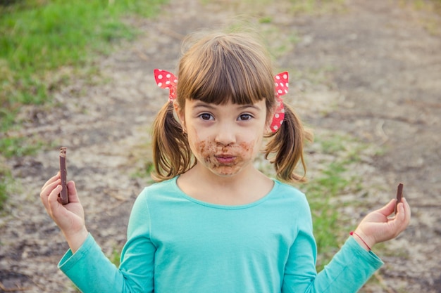 Un niño goloso come chocolate Enfoque selectivo