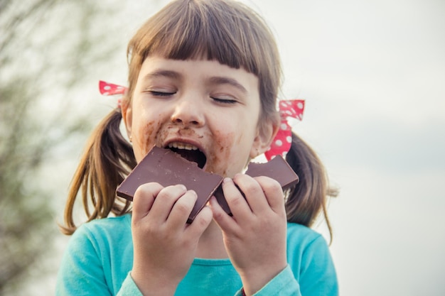 Un niño goloso come chocolate Enfoque selectivo