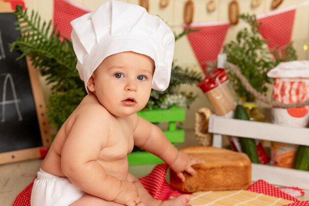 niño con gorro de cocinero en la cocina