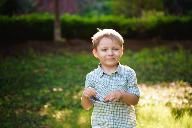 Niño gracioso en gafas de sol. Niño niño con gafas de sol