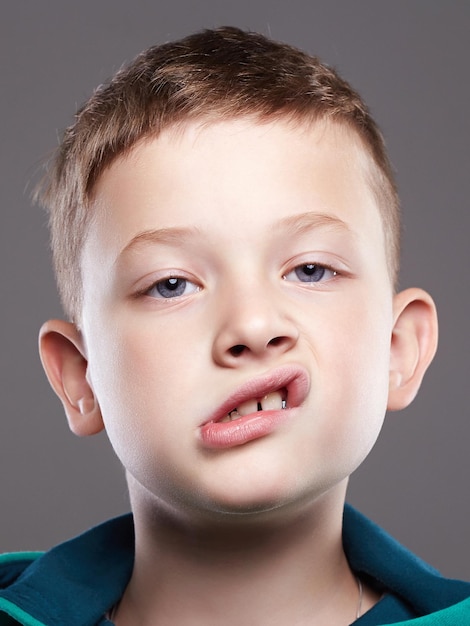 Niño gracioso mueca divertida emoción niño