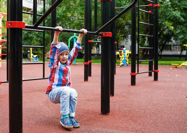 Niño gracioso en el patio de recreo